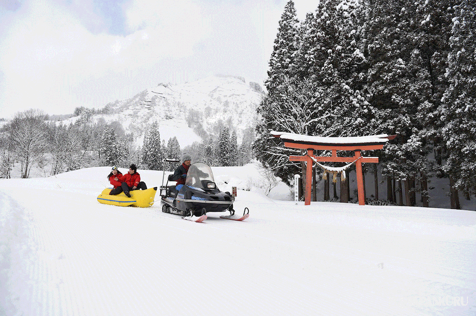 Winter sports near a shrine?