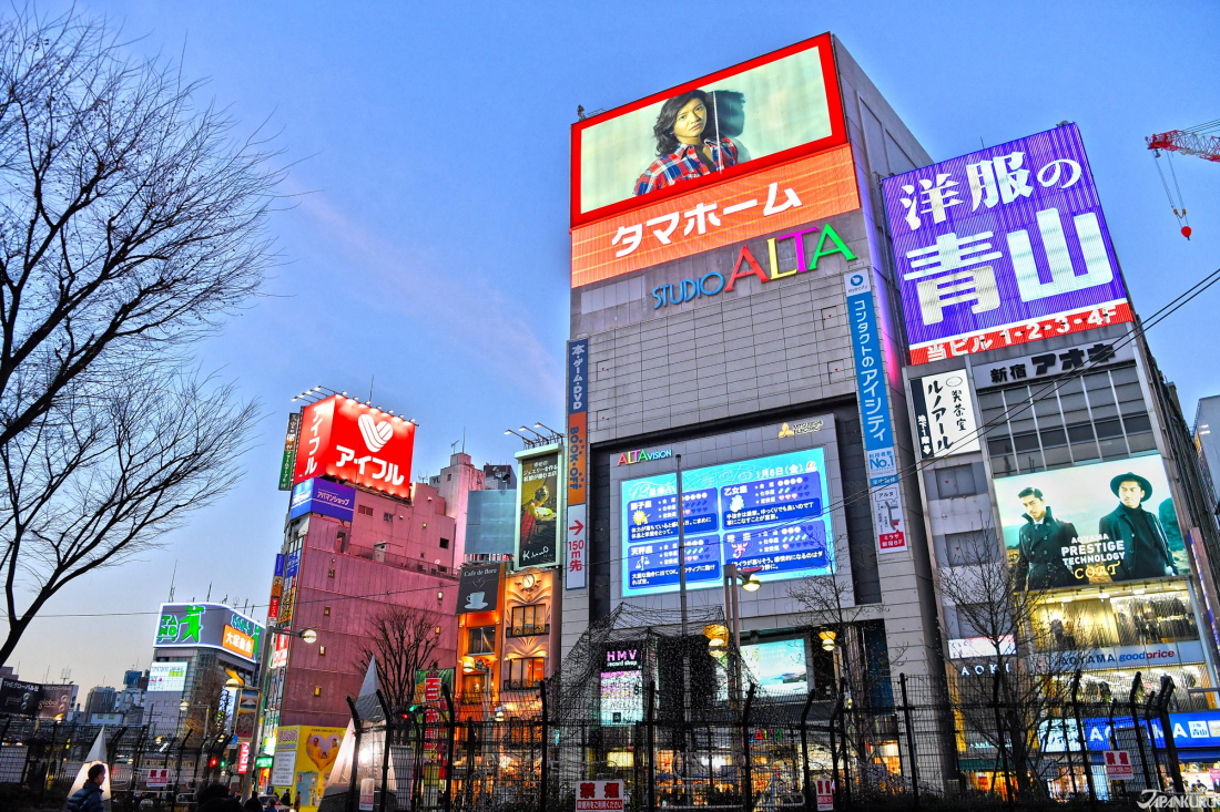 180°U-shaped Screen 3D Theater and Musical Café and Bar. Shinjuku ALTA  Theater | JAPANKURU | - JAPANKURU Let's share our Japanese Stories!