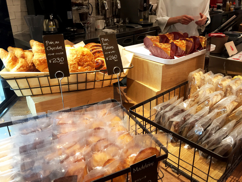 除了輕食類，櫃台也有販售麵包、餅乾、蛋糕等西點。