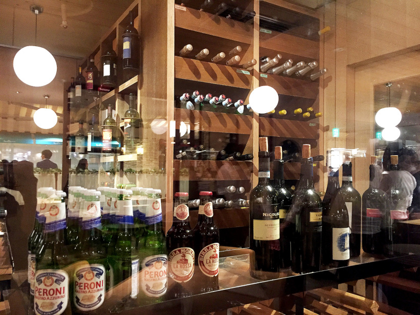 店內有滿滿約500瓶的酒藏，都是在義大利當地精心挑選的葡萄酒。身在百貨地下美食街，卻有像高級西餐廳的享受，下次絕對要來美食配美酒！