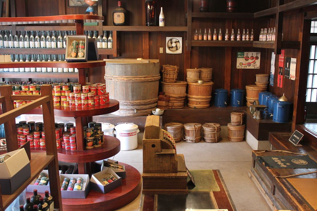 小寺醬油店，大正時期建於港區。店內售有味噌、醬油，酒類商品。