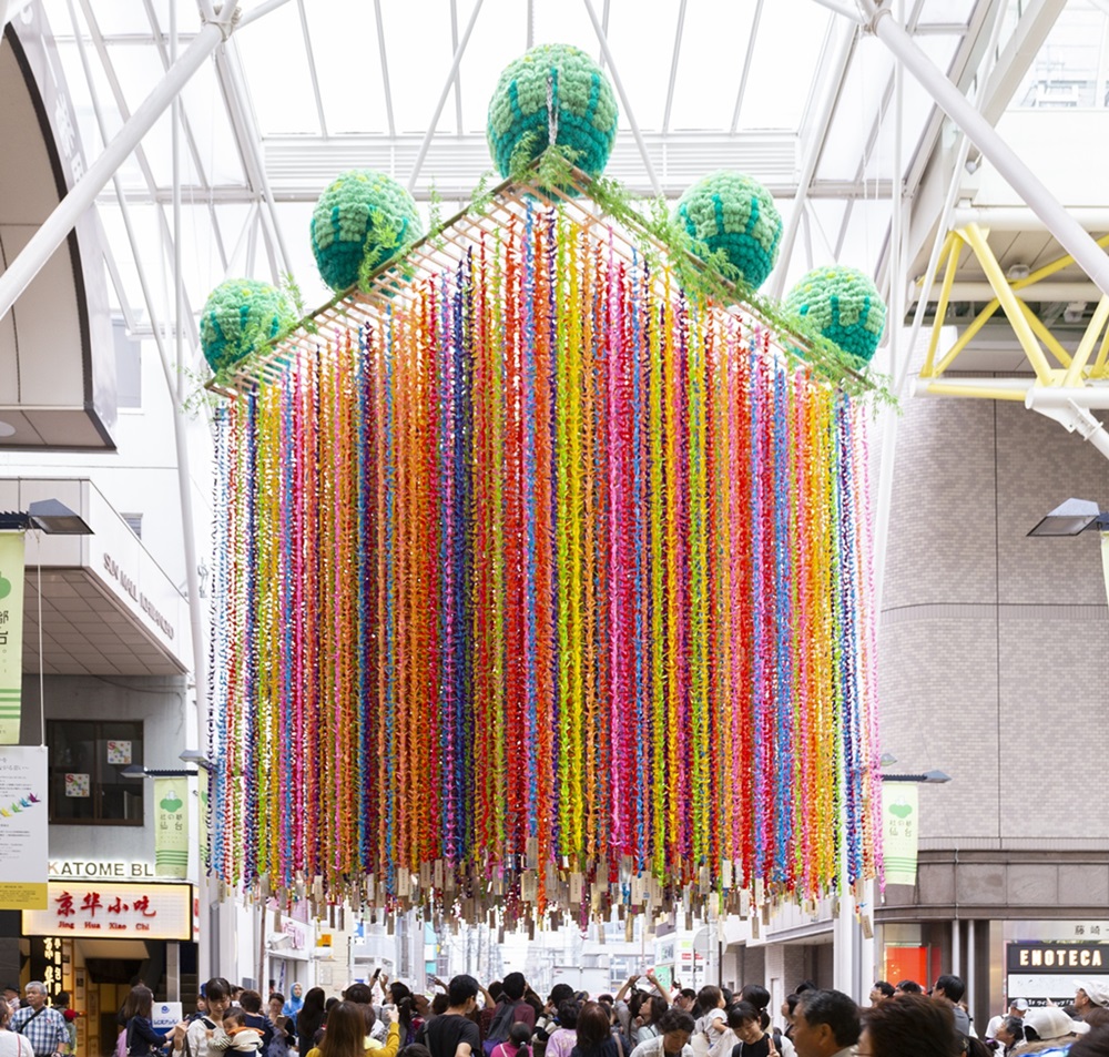 由於祭典期間與廣島原爆日期相近，因此每年都會有紙鶴吊飾來為罹難者祈福。