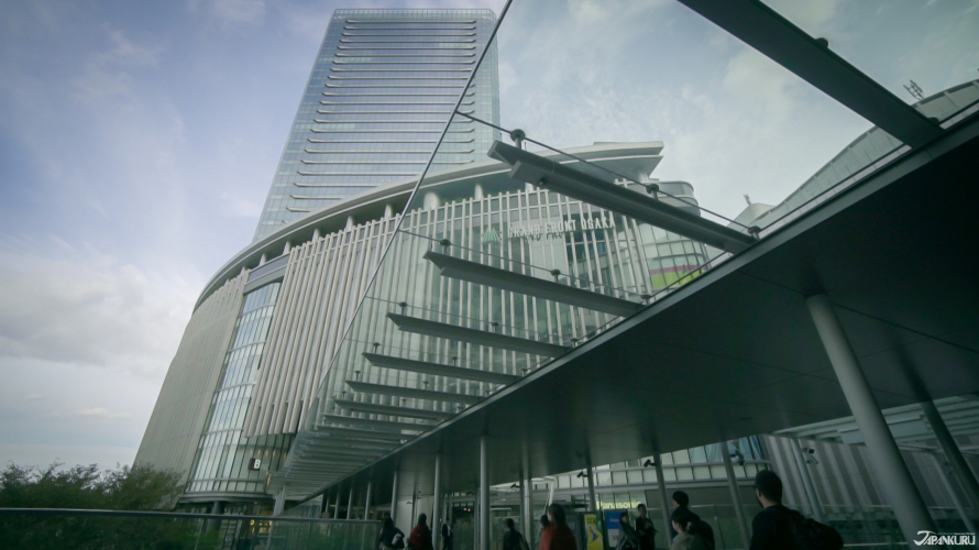 Gigantesque gallerie marchande en face de la gare d'Osaka: Grand Front Osaka