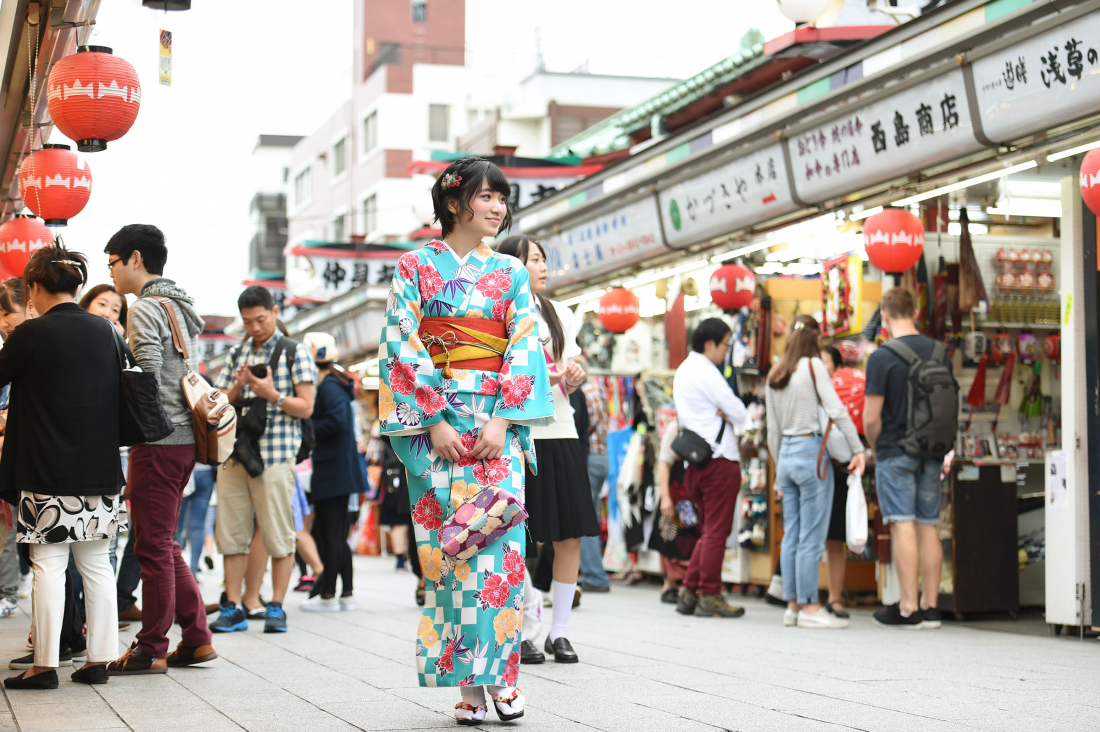 DELICIOUS JAPANESE IN KIMONO