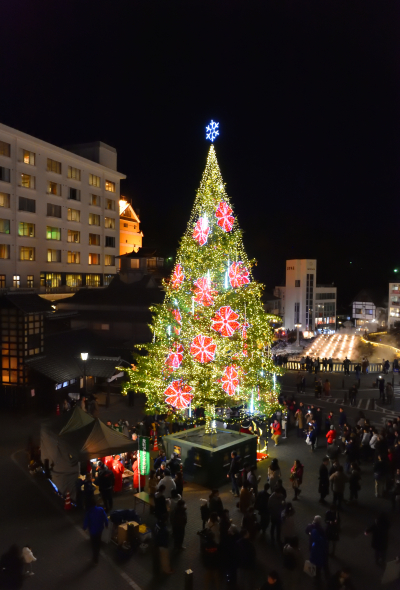草津湯畑巨大聖誕樹與燈飾陪你度過這聖誕