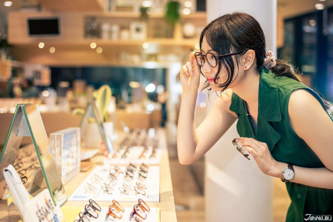 Buying glasses store in japan