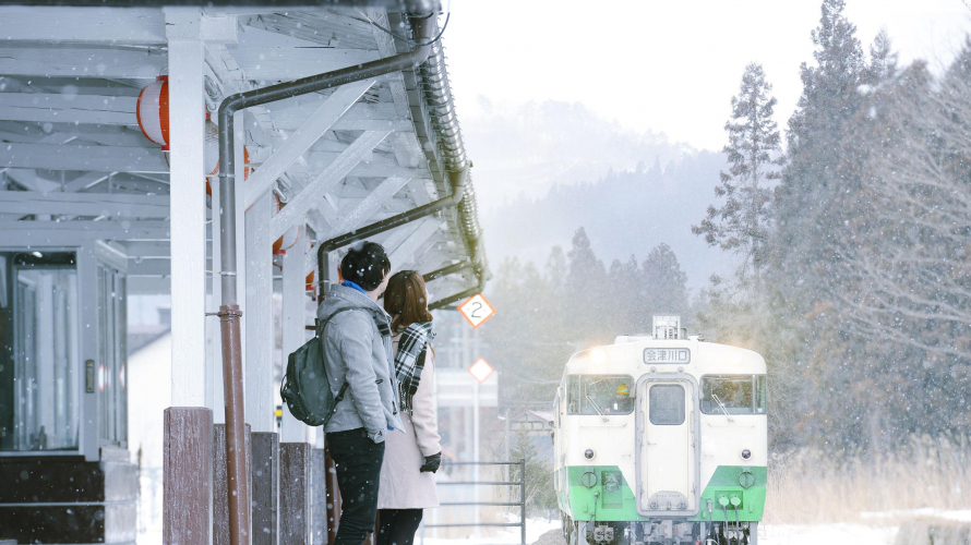 会津若松駅　雪降るホームで待つ只見線